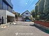 外観：前面道路含む現地写真『快適』は「家」と「街」と「環境」が調和した時に訪れるだと改めて感じさせてくれます。