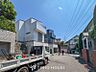 外観：前面道路含む現地写真『快適』は「家」と「街」と「環境」が調和した時に訪れるだと改めて感じさせてくれます。