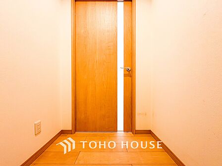 上質感漂う廊下。居住者の帰り、訪れる方を優しく迎え安らぎに満ちた生活空間を予感させます。