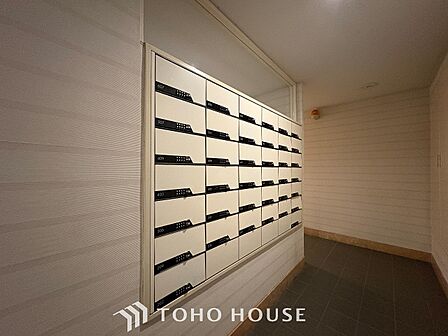 取り出しやすいエントランス内郵便受け。