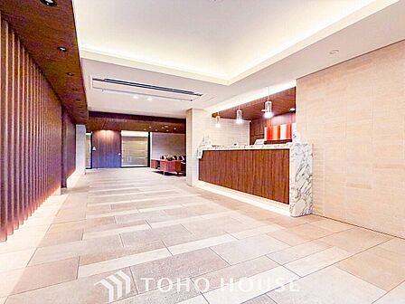 住まう誇らしさと安心感を演出する落ち着いた雰囲気のエントランス。