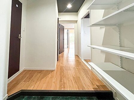 上質感漂う廊下。居住者の帰り、訪れる方を優しく迎え安らぎに満ちた生活空間を予感させます。