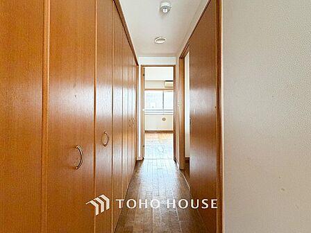 上質感漂う廊下。居住者の帰り、訪れる方を優しく迎え安らぎに満ちた生活空間を予感させます。
