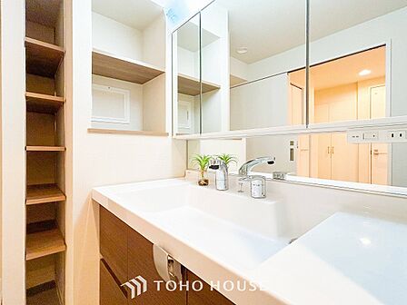 洗面台・洗面所三面鏡裏収納には化粧品や洗面用品類をすっきり整理できます。