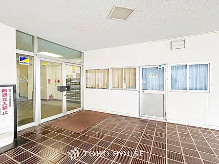 プライベート感が高まるシックな装いのエントランス。