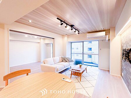爽やかな色合いのフローリングと清潔感の溢れるクロスが明るい空間を創り出しているリビングダイニング。