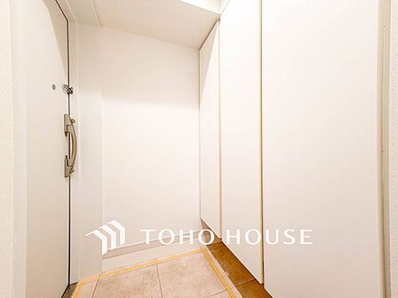 居住者の帰り、訪れる方を優しく迎えてくれる玄関です。