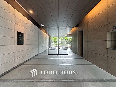 住まう誇らしさと安心感を演出する落ち着いた雰囲気のエントランス。