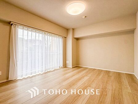 大きな窓からたっぷりと陽光が注がれる明るい空間。