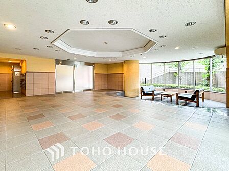 明るく開放感あるロビーは日常のオン・オフを切り替えてくれる大切な空間です。