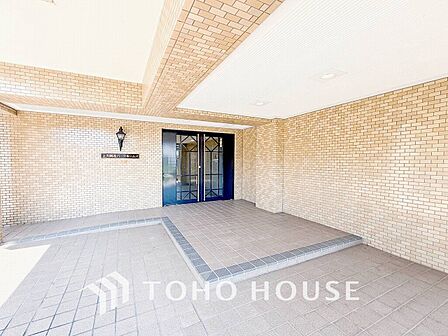 プライベート感が高まる、居住者を優しく迎え入れてくれるエントランス。