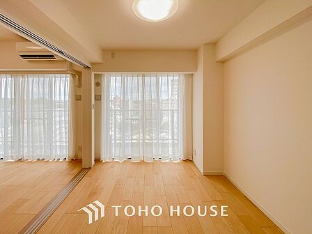 リビングに隣接した洋室。開け放してリビングと一体化してお使いいただくのもいいですね。