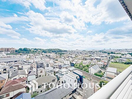 豊かな眺望にふさわしい空間には、通風・採光にも優れ、心地よい光と風があふれています。
