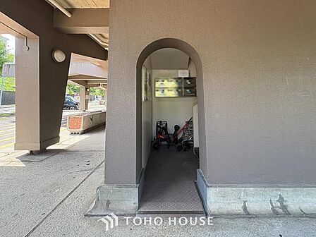 プライベート感が高まるシックな装いのエントランス。