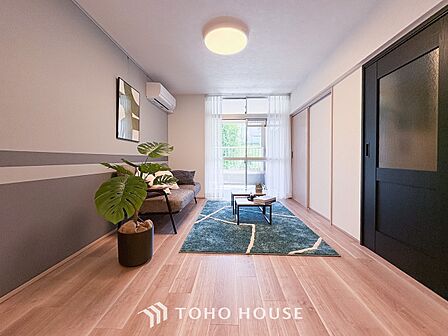 爽やかな色合いのフローリングと清潔感の溢れるクロスが明るい空間を創り出しているリビングダイニング。