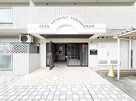 住まう誇らしさと安心感を演出する落ち着いた雰囲気のエントランス。