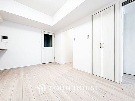 爽やかな色合いのフローリングと清潔感の溢れるクロスが明るい空間を創り出しているリビングダイニング。