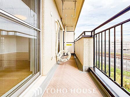 暮らしの中で光と風を演出してくれるバルコニー。