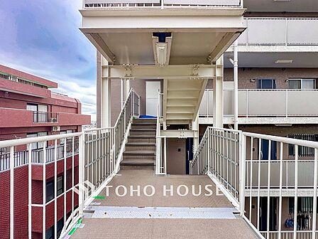 心地よい光と風があふれたエントランス。清潔感があり、行き届いた管理体制がうかがえます。
