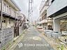 外観：前面道路含む現地写真『快適』は「家」と「街」と「環境」が調和した時に訪れるだと改めて感じさせてくれます。