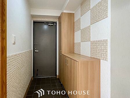 居住者の帰り、訪れる方を優しく迎えてくれる開放感のある玄関。