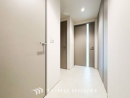 上質感漂う廊下。居住者の帰り、訪れる方を優しく迎え安らぎに満ちた生活空間を予感させます。
