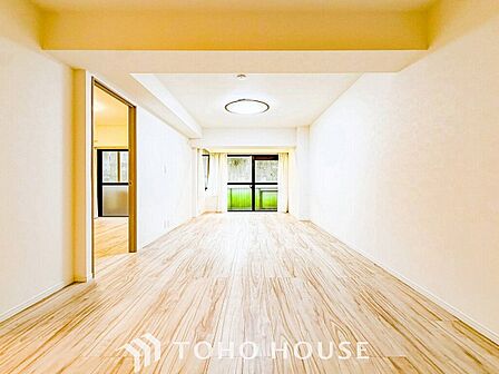 爽やかな色合いのフローリングと清潔感の溢れるクロスが明るい空間を創り出しているリビングダイニング。