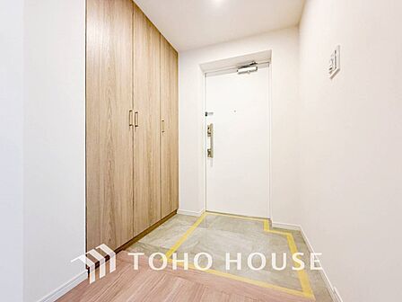 居住者の帰り、訪れる方を優しく迎えてくれる開放感のある玄関。