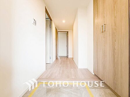 上質感漂う廊下。居住者の帰り、訪れる方を優しく迎え安らぎに満ちた生活空間を予感させます。