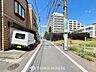 外観：前面道路含む現地写真『快適』は「家」と「街」と「環境」が調和した時に訪れるだと改めて感じさせてくれます。