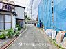 外観：前面道路含む現地写真『快適』は「家」と「街」と「環境」が調和した時に訪れるだと改めて感じさせてくれます。