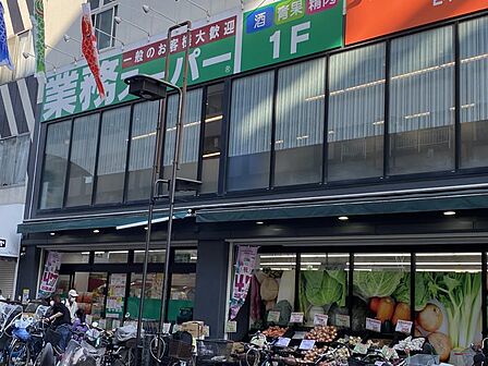 お手ごろ価格で食料品が揃います。家計を預かる主婦の強い味方のスーパーです。