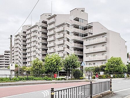 住む人を映し出す洗練された佇まいは、いつまでも輝き続けながらいつしか街の風景に溶け込んでいきます。