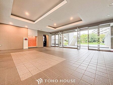 心地よい光と風があふれたロビー。清潔感があり、行き届いた管理体制がうかがえます。