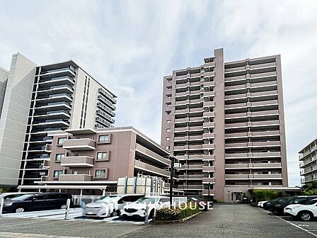 前面道路含む現地写真『快適』は「家」と「街」と「環境」が調和した時に訪れるだと改めて感じさせてくれます。