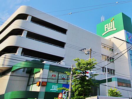 夜遅くまで営業しているスーパーマーケット。生鮮食品などの食料品、生活必需品などが揃います。