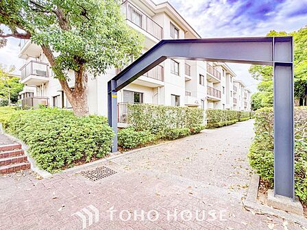 前面道路含む現地写真『快適』は「家」と「街」と「環境」が調和した時に訪れるだと改めて感じさせてくれます。