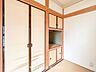 室内：やわらかな陽射しがふりそそぎ、ゆったりした時間が流れる室内。