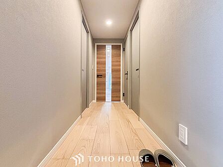 上質感漂う廊下。居住者の帰り、訪れる方を優しく迎える・安らぎに満ちた生活空間を予感させる。