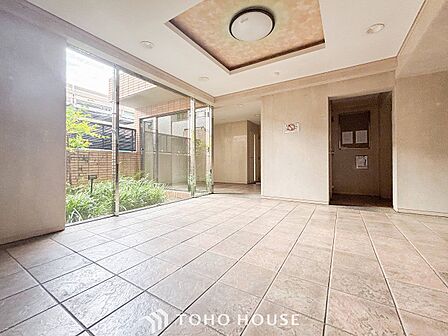 光あふれる開放感あるロビーは上質で洗練された空間。