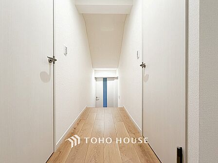 上質感漂う廊下。居住者の帰り、訪れる方を優しく迎える・安らぎに満ちた生活空間を予感させる。