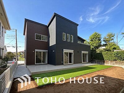 外観:爽やかな青空の下に贅沢なほどに降り注ぐ陽光、豊かな居住性と、クオリティが見事に調和した住空間。 外観:爽やかな青空の下に贅沢なほどに降り注ぐ陽光、豊かな居住性と、クオリティが見事に調和した住空間。