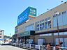 周辺：スーパー、100円ショップやリーズナブルな衣類品店も。子育てファミリーに嬉しい商品ラインナップ。
