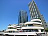 周辺：横浜の潮風を感じるロケーションの中でショッピングとおいしいグルメを楽しめます。