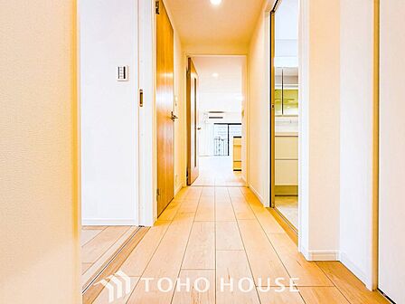 上質感漂う廊下。居住者の帰り、訪れる方を優しく迎え安らぎに満ちた生活空間を予感させます。