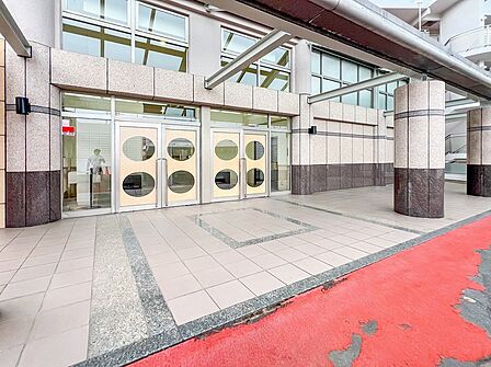 プライベート感が高まるシックな装いのエントランス。