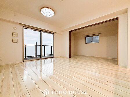 光と風があふれる開放的なリビングダイニングには自然と家族みんなが集まってきます。