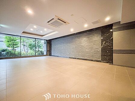 光あふれる開放感あるロビーは上質で洗練された空間。