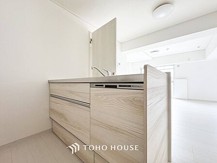 白で統一された清潔感溢れるキッチンスペース。