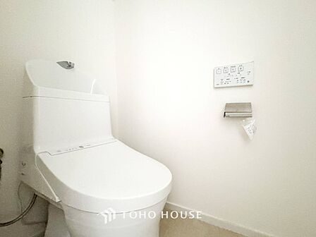 トイレはシンプルにホワイトで統一した温水洗浄付です。